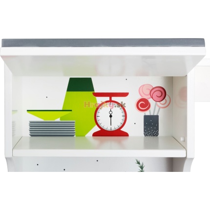 Polička na drevenej kuchynke.